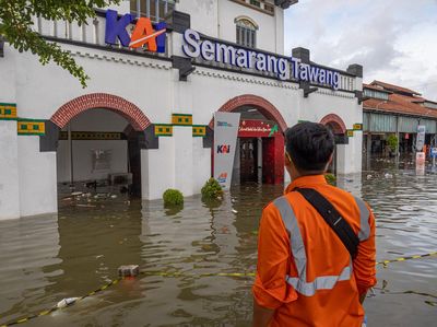 Lihat Lagi Banjir di Stasiun Tawang Semarang yang Bikin KA Terlambat