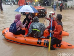 Meluas! Banjir Landa 5 Kecamatan di Pati, Warga ke RSUD Kayen Naik Perahu