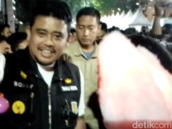 Walkot Bobby Bagikan Lato-lato ke Warga Jelang Pergantian Tahun