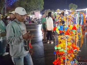 Pedagang Lato-lato Ketiban Berkah Tahun Baru 2023