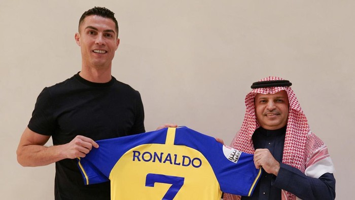 RIYADH, SAUDI ARABIA - DECEMBER 30: (----EDITORIAL USE ONLY Ã¢ MANDATORY CREDIT - ALL NASSR FOOTBALL CLUB / HANDOUT - NO MARKETING NO ADVERTISING CAMPAIGNS - DISTRIBUTED AS A SERVICE TO CLIENTS----) Portuguese football star Cristiano Ronaldo poses for a photo with the jersey after signing with Saudi Arabias Al-Nassr Football Club in Riyadh, Saudi Arabia on December 30, 2022. (Photo by Al Nassr Football Club / Handout/Anadolu Agency via Getty Images)