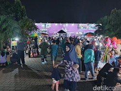 Warga Ciamis Padati Kawasan Taman Raflesia Jelang Tahun Baru 2023