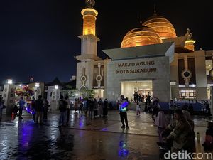 Doa Akhir Tahun, Warga Padati Masjid Agung Sukabumi Doa Akhir Tahun, Warga Padati Masjid Agung Sukabumi
