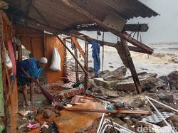 Ngerinya Terjangan Gelombang Tinggi di Pesisir Indramayu