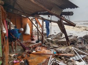 Ngerinya Terjangan Gelombang Tinggi di Pesisir Indramayu Ngerinya Terjangan Gelombang Tinggi di Pesisir Indramayu