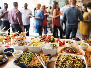 Duh! Wanita Ini Hanya Sibuk Membungkus Makanan Saat Datang ke Pesta
