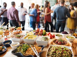Duh! Wanita Ini Hanya Sibuk Membungkus Makanan Saat Datang ke Pesta