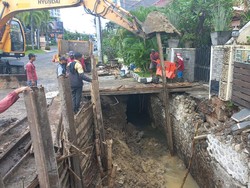 Dinding Gorong-gorong Lapuk Sebabkan Jalan Pakis Argosari Surabaya Ambrol