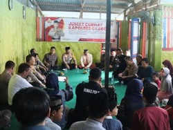 Bertemu Warga, Kapolres Cilegon Dicurhati Jalan Rusak-Sekolah Tak Layak