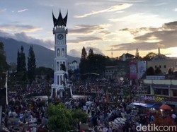 Dipadati Pengunjung Jelang Tahun Baru, Akses Menuju Jam Gadang Ditutup