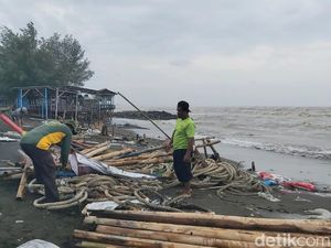 Gelombang Tinggi di Pantai Kota Tegal, Warung-Tembok Beton Jebol