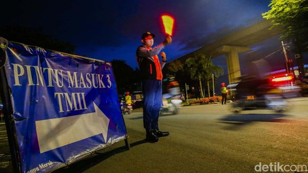 Petugas Gabungan Kawal Ketat Lalin di TMII