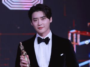 Pidato Kemenangan Lee Jong Suk yang Kode Sudah Punya Pacar Pidato Kemenangan Lee Jong Suk yang Kode Sudah Punya Pacar