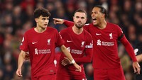 Para bek Liverpool pun seperti tidak fokus dalam mengawal lini pertahanan. Bola-bola mati kerap menyulitkan mereka (Getty Images)