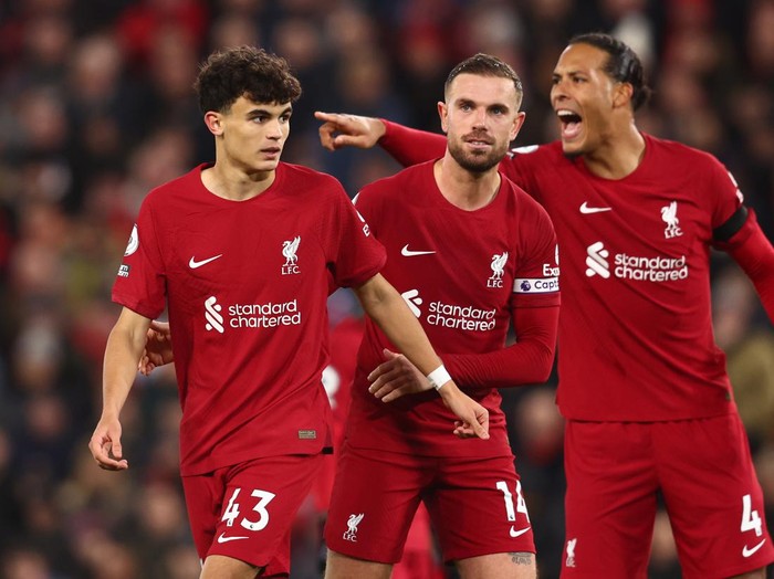 LIVERPOOL, ENGLAND - DECEMBER 30:  Stefan Bajcetic Maquieira of Liverpool looks on with Jordan Henderson & Virgil van Dijk of Liverpool during the Premier League match between Liverpool FC and Leicester City at Anfield on December 30, 2022 in Liverpool, United Kingdom. (Photo by Chris Brunskill/Fantasista/Getty Images)