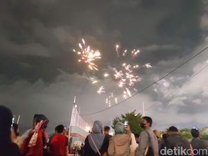 Kota Makassar Masuk Tahun Baru 2023, Langit Pantai Losari Penuh Kembang Api Kota Makassar Masuk Tahun Baru 2023, Langit Pantai Losari Penuh Kembang Api