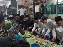 Warga Sidoarjo Makan Beralas Daun Pisang Sepanjang 5,4 Km di Malam Tahun Baru