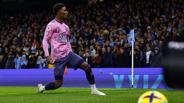 Soccer Football - Premier League - Manchester City v Everton - Etihad Stadium, Manchester, Britain - December 31, 2022 Everton's Demarai Gray celebrates scoring their first goal Action Images via Reuters/Andrew Boyers EDITORIAL USE ONLY. No use with unauthorized audio, video, data, fixture lists, club/league logos or 'live' services. Online in-match use limited to 75 images, no video emulation. No use in betting, games or single club /league/player publications.  Please contact your account representative for further details.
