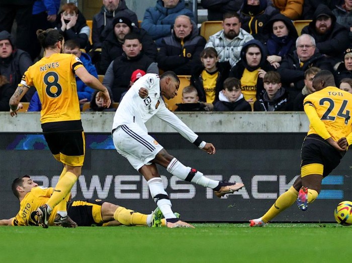 WOLVERHAMPTON, ENGLAND - DECEMBER 31: Marcus Rashford of Manchester United scores the team's first goal during the Premier League match between Wolverhampton Wanderers and Manchester United at Molineux on December 31, 2022 in Wolverhampton, England. (Photo by David Rogers/Getty Images)
