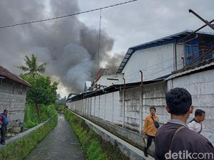 Kebakaran Pabrik Garmen di Bantul, Polisi: Diduga Korsleting Kebakaran Pabrik Garmen di Bantul, Polisi: Diduga Korsleting