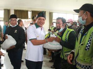 Pemkab Bandung Bagikan Sembako ke Ojek Pangkalan