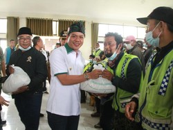 Pemkab Bandung Bagikan Sembako ke Ojek Pangkalan