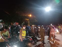 Warga Balowerti mengikuti sosialisasi hukum menjelang tahun baru