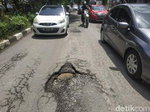 Jalan Hertasning Makassar Banyak Berlubang, Warga Ungkap Korban Berjatuhan