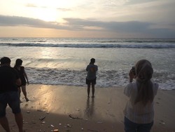 Sunset Terakhir 2022 Pantai Kuta Terhalang Mendung