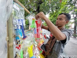 Nestapa Penjual Terompet di Surabaya, Terganjal SE hingga Sepi Pembeli