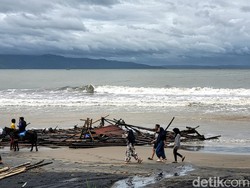 Polisi Larang Wisatawan Berenang di Pesisir Teluk Palabuhanratu