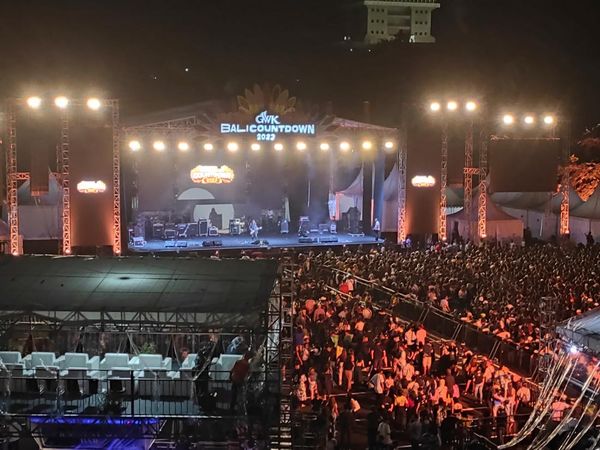Potret Kemeriahan Malam Tahun Baru di GWK