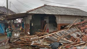 Potret Keganasan Gelombang Air Laut Hantam Pesisir Indramayu