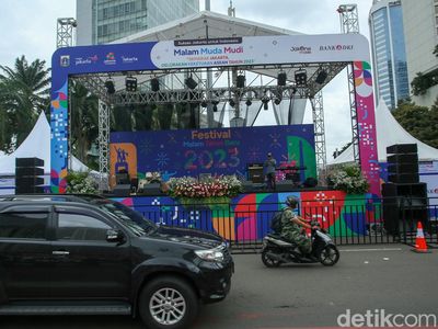 Potret Panggung Muda Mudi yang Siap Hibur Warga di Malam Tahun Baru