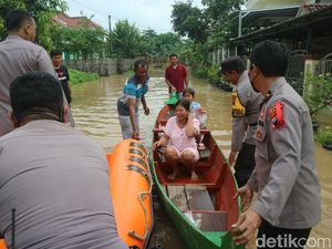 Banjir Rendam 10 Kecamatan di Pati, Warga Dievakuasi Pakai Perahu
