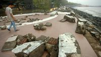 Puing-puing Tembok Jogging Track di Tegal yang Hancur Diterjang Ombak