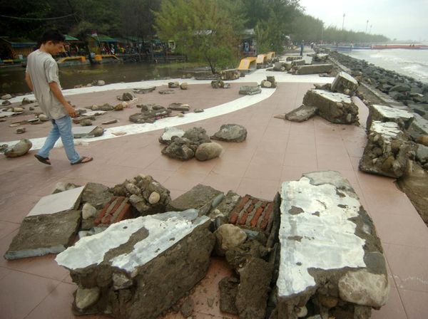 Puing-puing Tembok Jogging Track di Tegal yang Hancur Diterjang Ombak