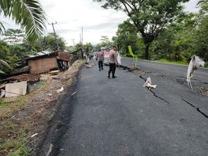 Jalan dan Rumah di Cikeusik Pandeglang Ambles Diguyur Hujan