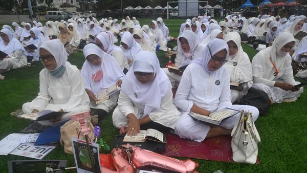 Sambut Tahun Baru 2023, Seribu Warga Khataman Al Quran Massal di Bogor