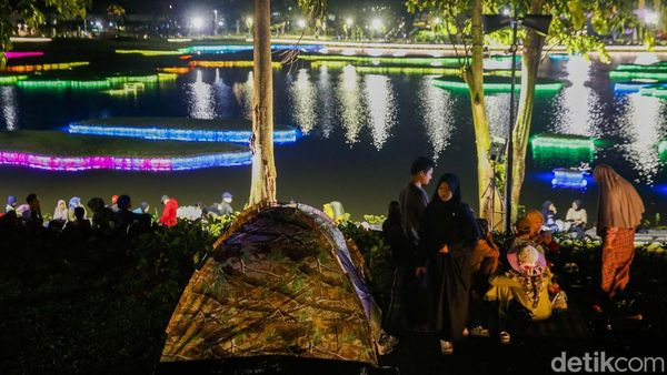 Seru Banget, Pengunjung TMII Dirikan Tenda