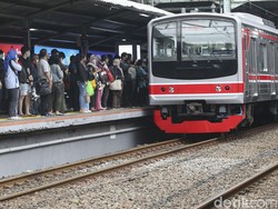KRL Jakarta-Bogor Dilempari Batu di Stasiun Tanjung Barat, Satu Orang Terluka