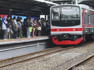 KRL Jakarta-Bogor Dilempari Batu di Stasiun Tanjung Barat, Satu Orang Terluka KRL Jakarta-Bogor Dilempari Batu di Stasiun Tanjung Barat, Satu Orang Terluka