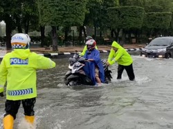Simpang Lima Semarang Tergenang 50 Sentimeter, Banyak Kendaraan Mogok
