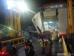H-9 Lebaran, Begini Suasana Pelabuhan Merak Malam ini
