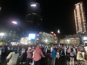 Car Free Night Diberlakukan, Kawasan Bundaran HI Dipadati Warga