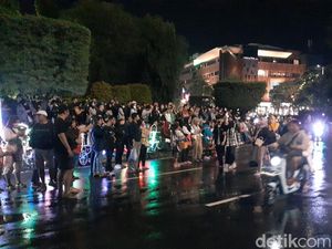 Meriahnya Simpang Lima Semarang Jelang Tahun Baru, Sempat Hujan 2 Jam