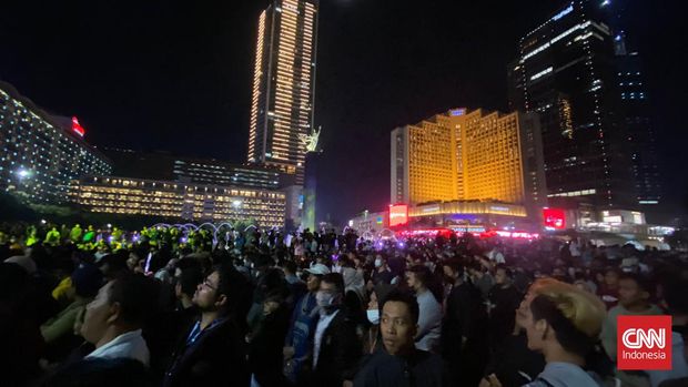 Suasana malam pergantian tahun di Bundarah HI, Jakarta, Sabtu (31/12).