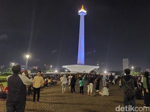 Monas Dipenuhi Wisatawan Menyambut Tahun Baru 2023 Monas Dipenuhi Wisatawan Menyambut Tahun Baru 2023