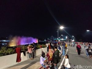 Air Mancur Menari, Latto-latto Meriahkan Tahun Baru di Jembatan Suroboyo Air Mancur Menari, Latto-latto Meriahkan Tahun Baru di Jembatan Suroboyo