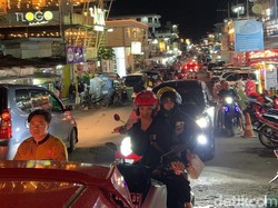 Telaga Sarangan Diserbu Ribuan Wisatawan yang Ingin Rayakan Tahun Baru